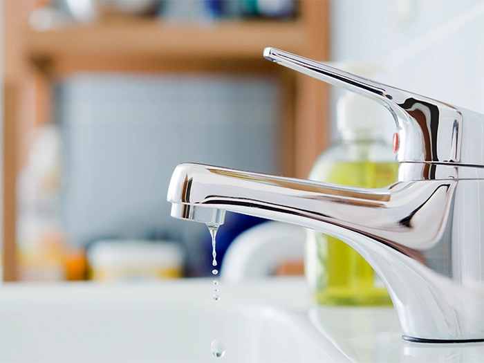 Tropfender Wasserhahn als Beispiel für eine Kleinreparatur in der Mietwohnung.